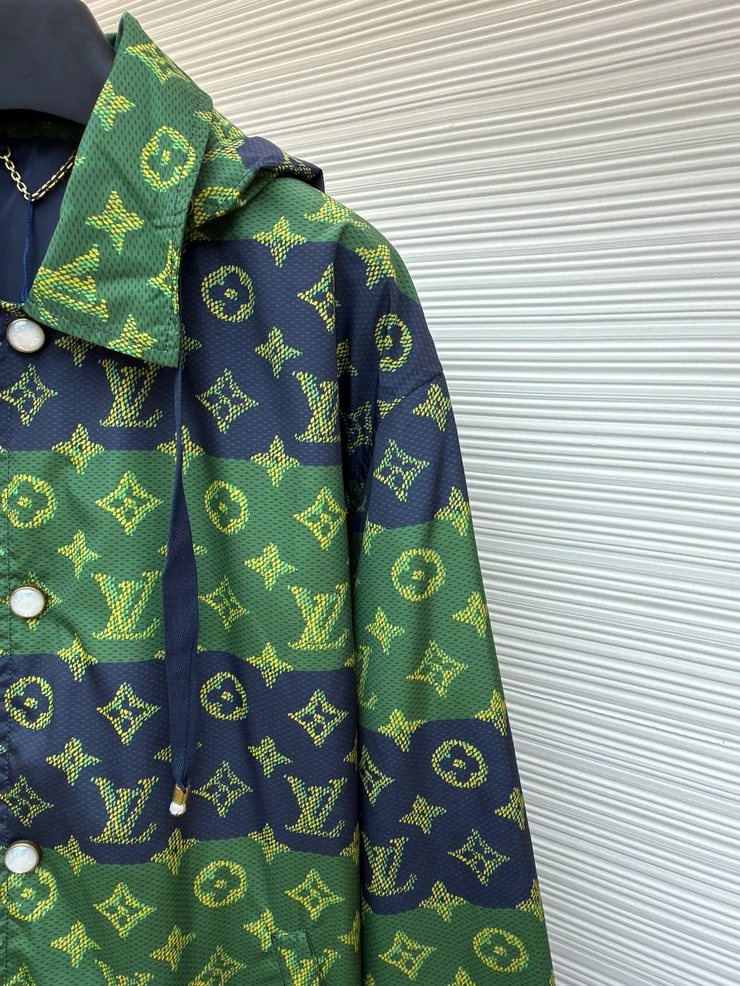 LOUIS VUITTON contrasting color presbyopic hooded jacket ●Original version: purchased and developed by 24386 ●Item number: 1681295-B60 ●Material: polyester fiber fabric ●Technology: printing production ●Color: blue and green color matching ●Version: fitted version ●Weight: about 510 grams ●Size: 46-48-50-52 ●Description: When classic Monogram presbyopia meets contrasting stripes, this LV jacket instantly ignites the trend! The collision of green and navy is full of tension, the presbyopia logo all over the floor shows the pedigree of the luxury brand, and the hooded design takes into account both style and practicality. Whether you are going out on the street or socializing in luxury, it can make you stand out from the crowd in one second. It is an excellent choice for advanced wear for presbyopia lovers. Wear it and you will be a walking fashion hormone. The overall wiring is straight and delicate, the fabric is comfortable and soft, and the color is consistent without color difference. It can be matched with the same style to create a fashionable look and control various occasions. Customized accessories, complete with three standards, same style for men and women!